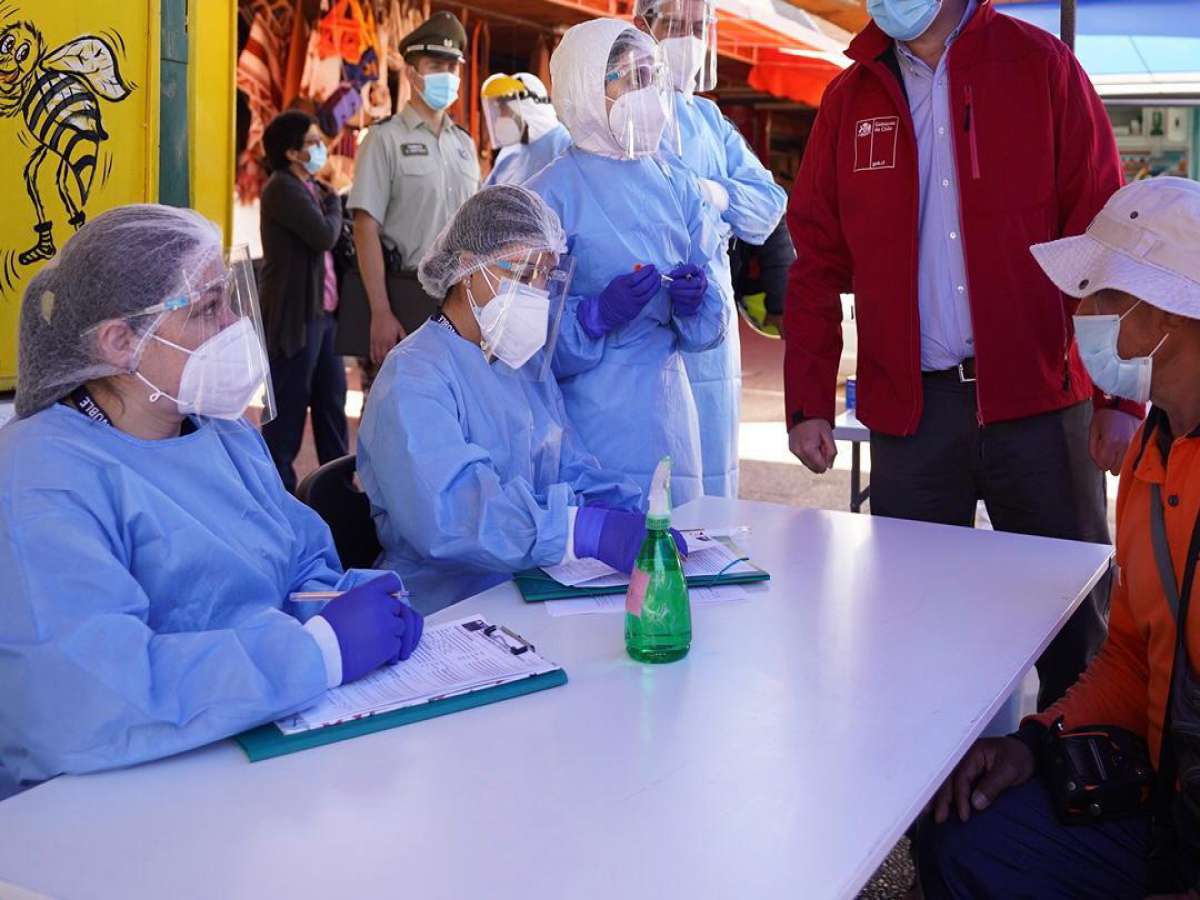 Intendente Jardúa y Seremi de Salud inspeccionan funcionamiento del primer PCR móvil de Ñuble
