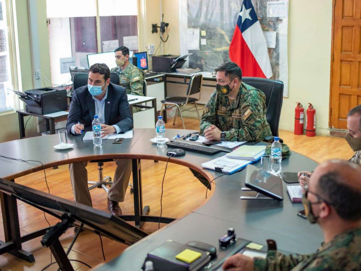 Nuevo Intendente de Ñuble visita el puesto de mando de la Jefatura de la Defensa Nacional para la región