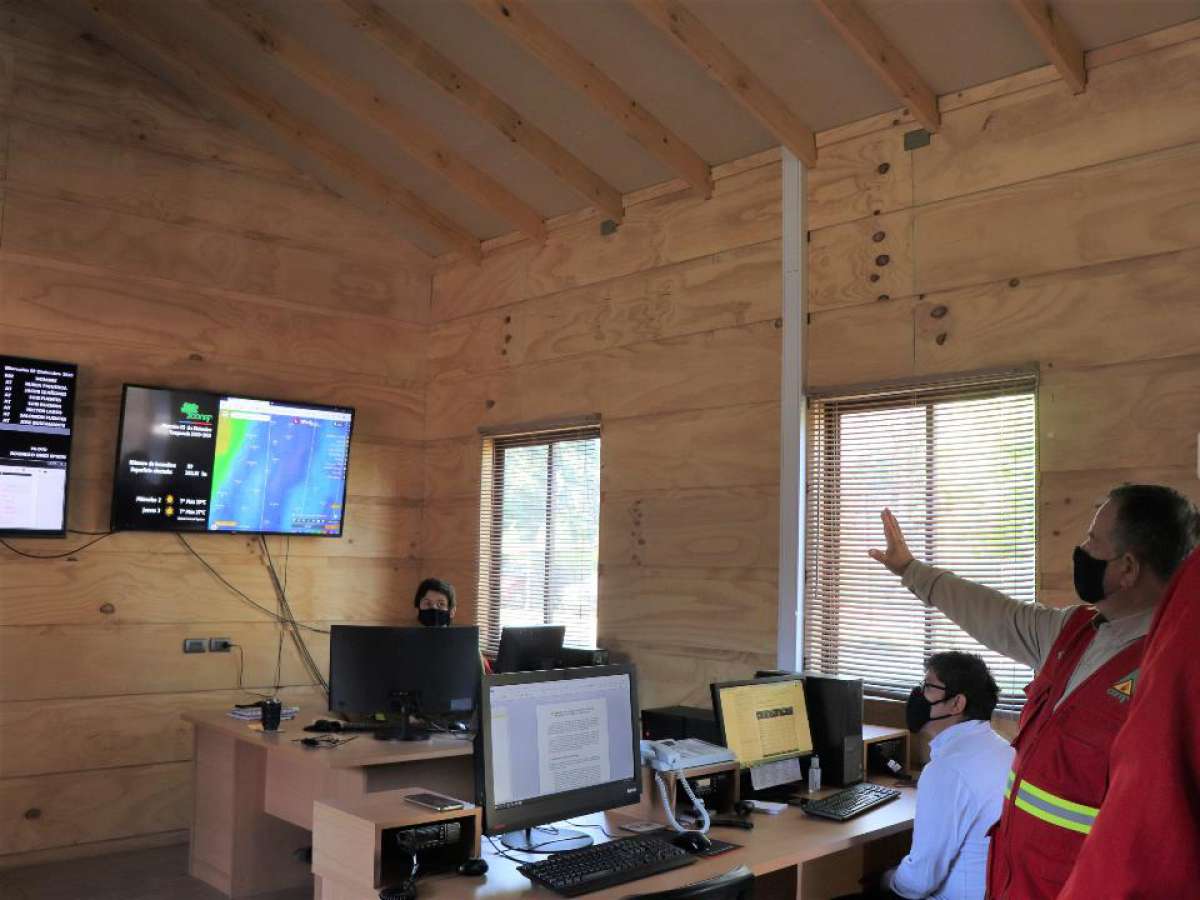 Seremi de Gobierno revisó centro de monitoreo en Conaf Ñuble donde detectan focos de incendio