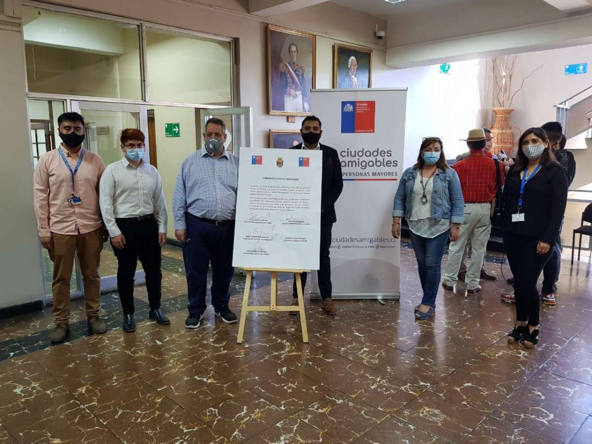 Municipalidad de Chillán y Seremi del Mideso firmaron convenio para hacer a Chillán más amigable con los adultos mayores