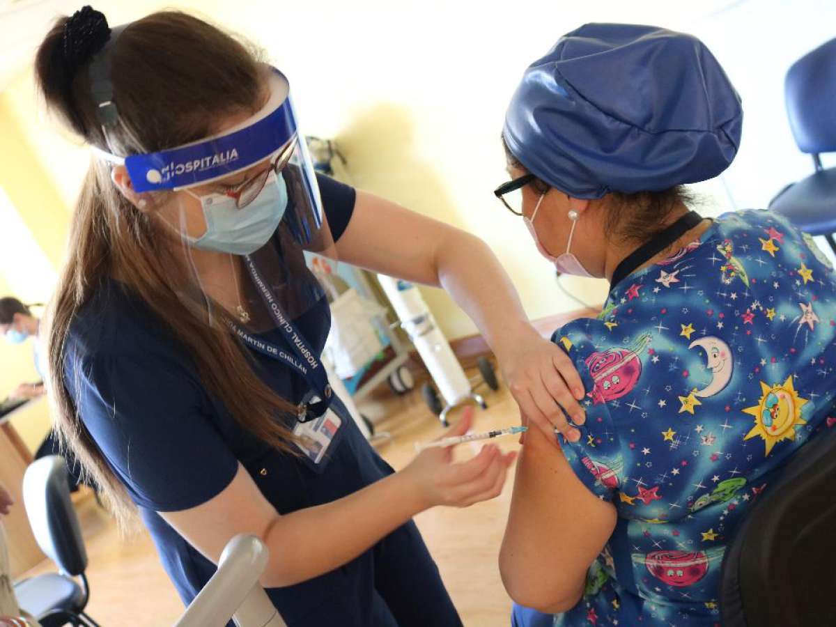 Más de 1.440 personas se protegieron contra el COVID-19 en las primeras 24 horas de vacunación en el Hospital de Chillán