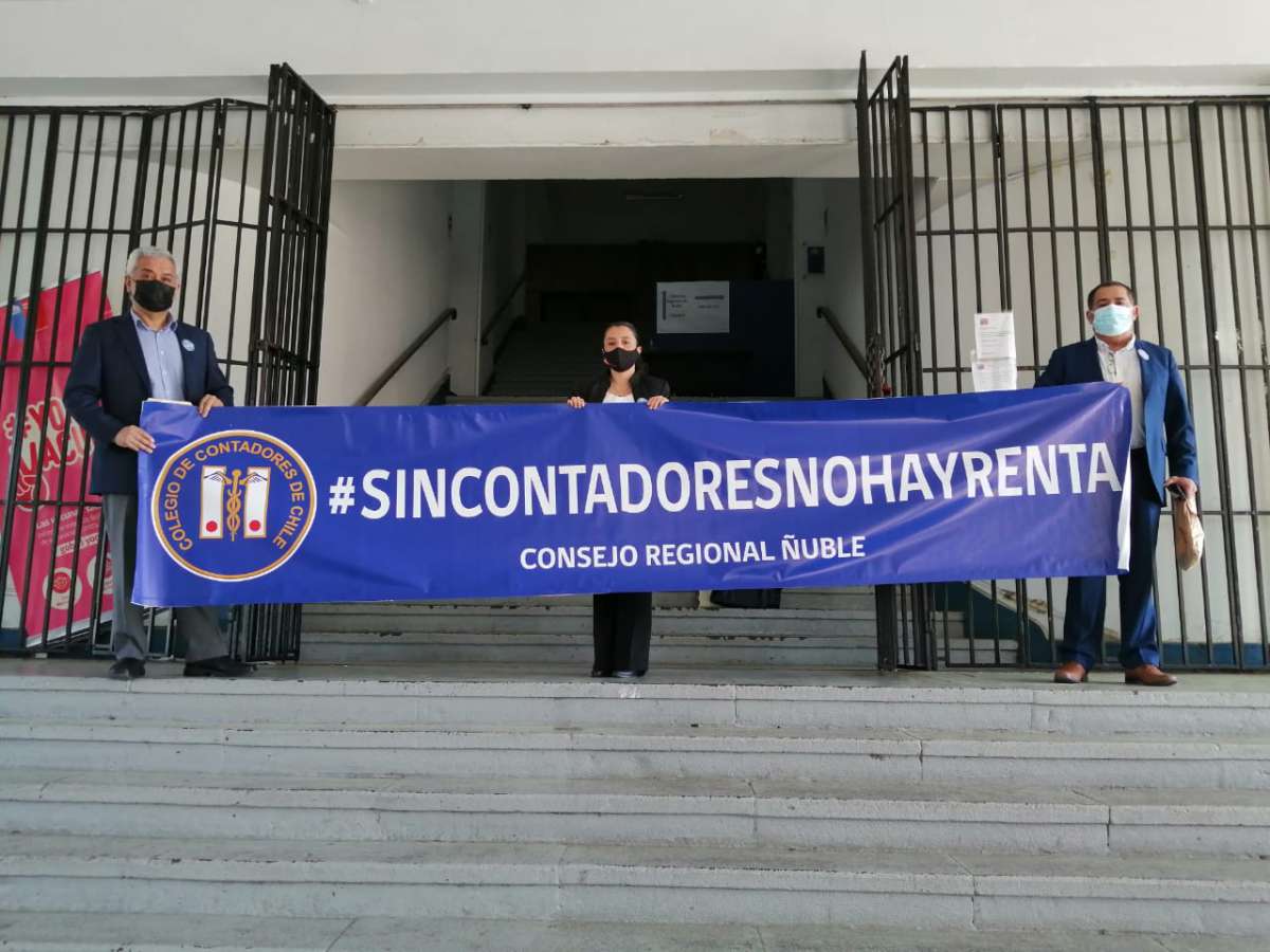 Contadores de Ñuble entregan carta al Intendente Cristóbal Jardúa, dirigida al presidente Piñera proponiendo posponer Operación Renta 2021