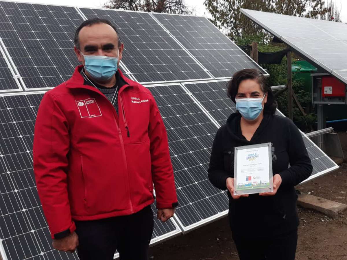 Entregan reconocimiento a dueña de criadero de Emú por proyecto fotovoltaico
