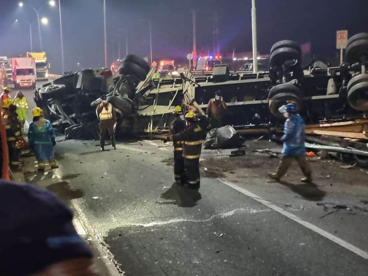 Carabineros de la SIAT Ñuble investiga causas del accidente que dejó a conductor de un camión fallecido en San Carlos
