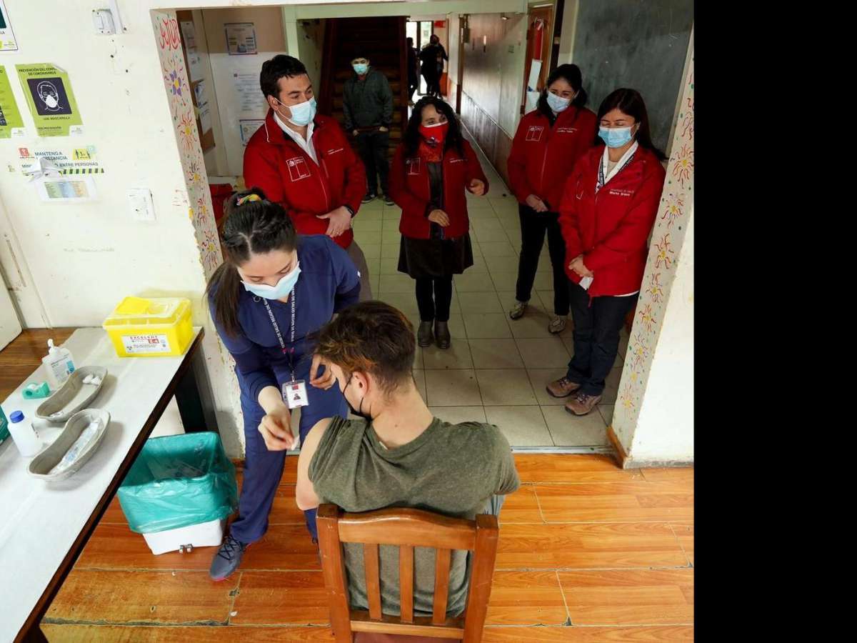 Este martes se inició proceso de vacunación a menores de entre 12 y 17 años del Sename