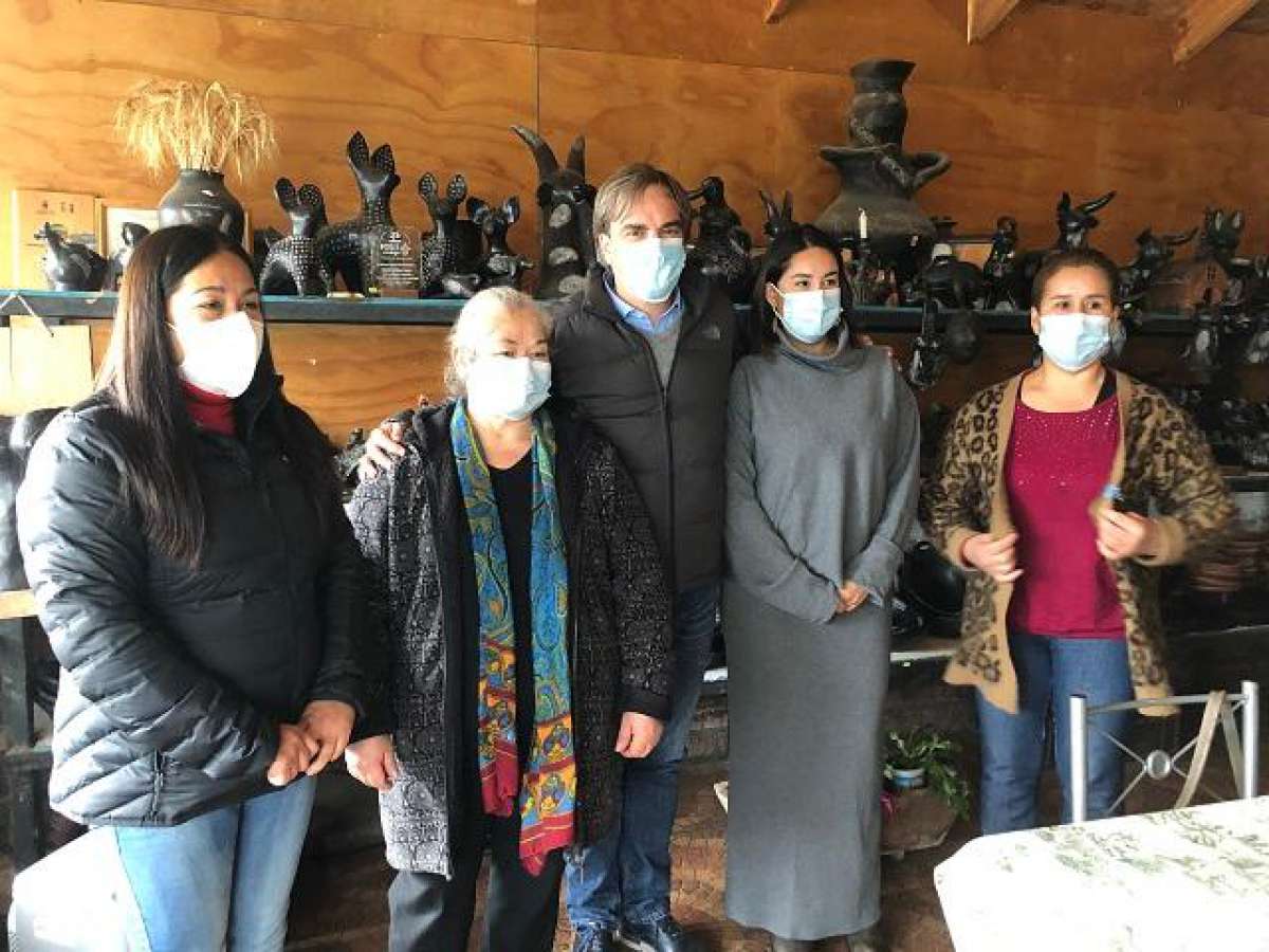 Diputado Luciano Cruz-Coke se reunió con alfareras de Quinchamalí para apoyar su postulación a la Lista de Salvaguarda Urgente de la Unesco