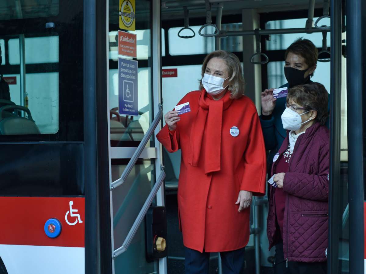 Primera Dama, junto a Ministro Gloria Hutt entregan balance del primer año de rebaja de trarifa del transporte público para adultos mayores: se han realizado cerca de 15 millones de viajes en la Región Metropolitana