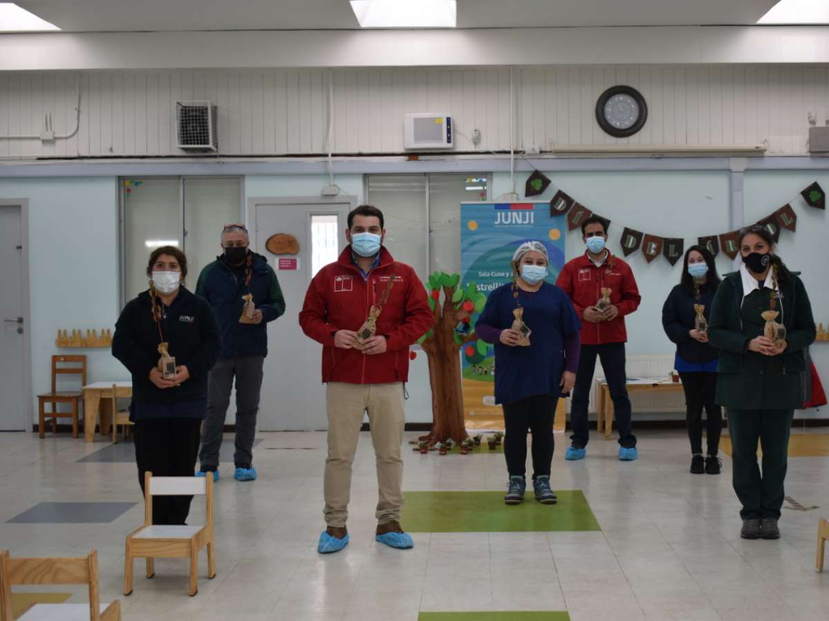 Jardín infantil recibe árboles nativos para su establecimiento