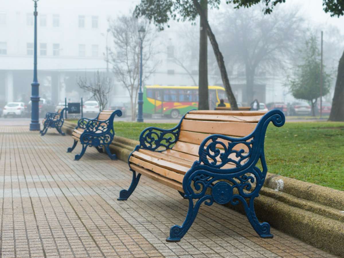 Municipalidad reinstala escaños en Plaza de Armas para la comunidad