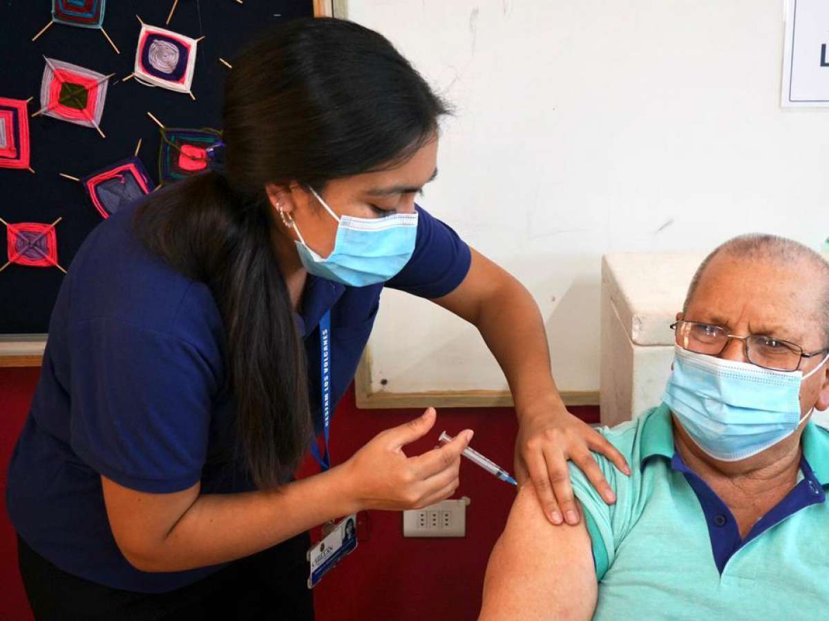Vacunación de refuerzo en próximas 2 semanas contempla 46 mil personas en Ñuble