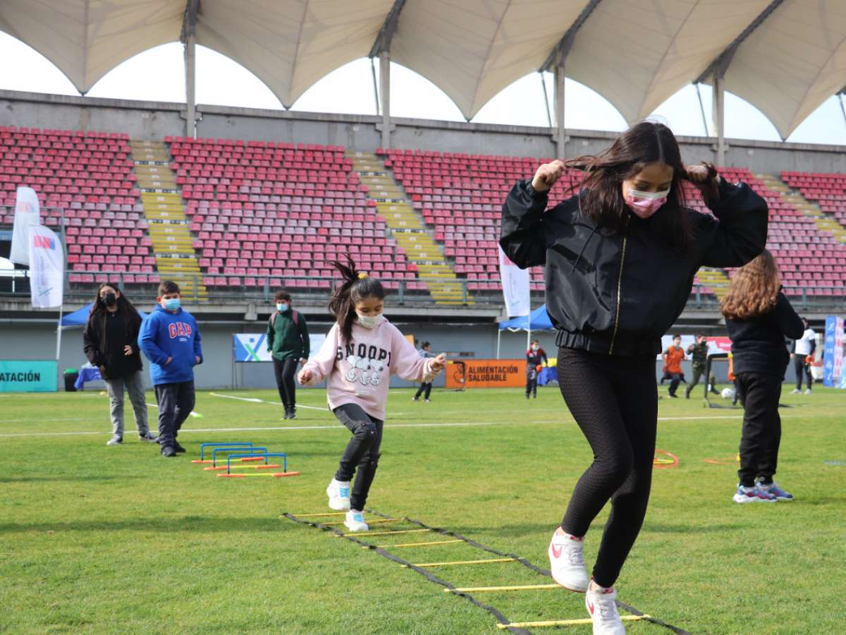Cerca de 200 niños celebraron su día en el Estadio Nelson Oyarzún