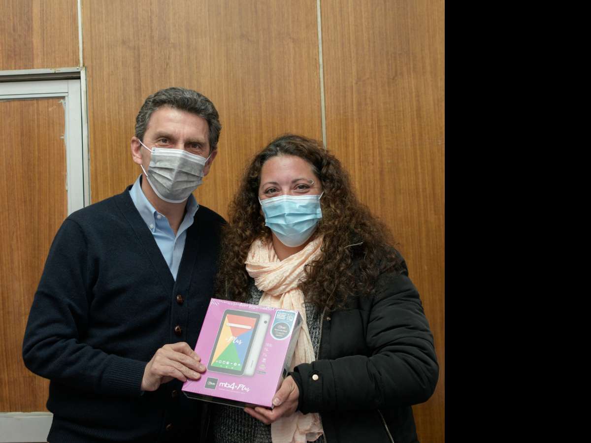 Programa jefas de Hogar entregó 20 tablets a emprendedoras de Chillán