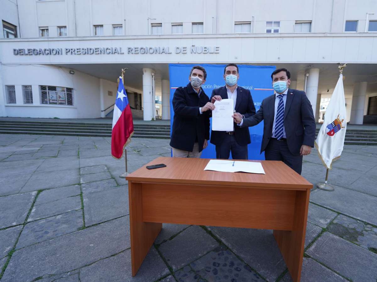 Delegado Presidencial firma alzamiento del terreno del Grupo Escolar para el Centro Teletón y Oncológico