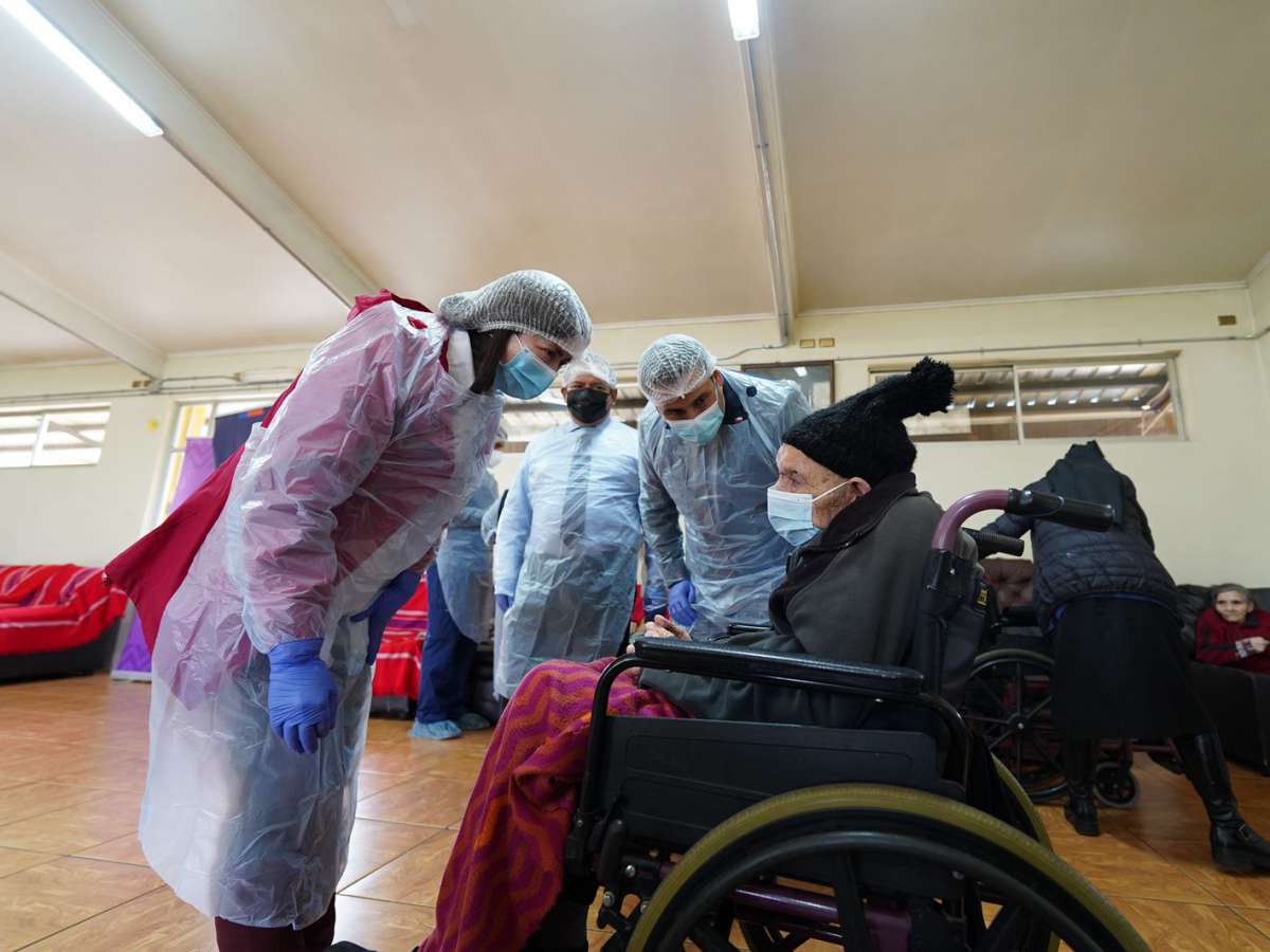 4.239 adultos mayores y personas inmunocomprometidas de Ñuble recibieron “Dosis de Refuerzo” en primeros 3 días   