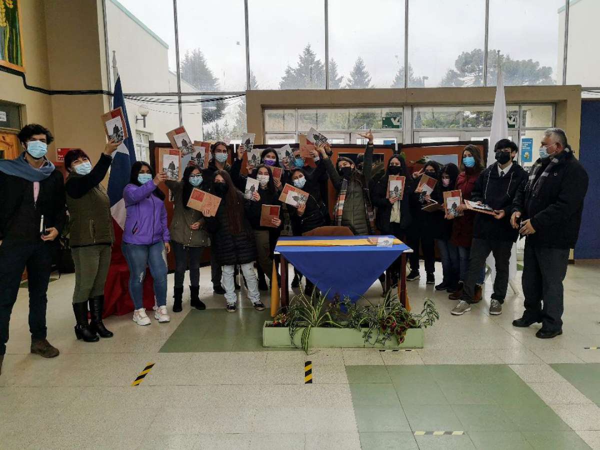 17 alumnos de El Carmen recibieron libro ‘Somos de ningún lugar’ en marco de ‘Diálogos en Movimiento 2021’ del Plan Nacional de la Lectura y el Libro.