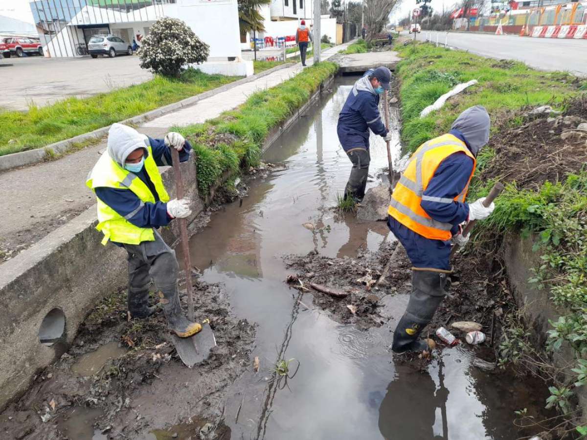 Unidad de Emergencia municipal de Chillán realiza trabajos preventivos en el Canal de la Luz