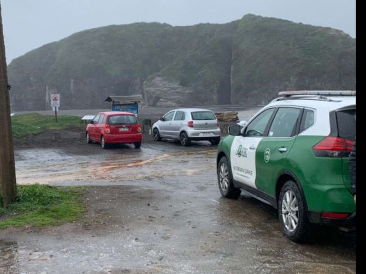 Carabineros rescató a una de las cuatro personas atrapadas en Iglesia de Piedra en Cobquecura