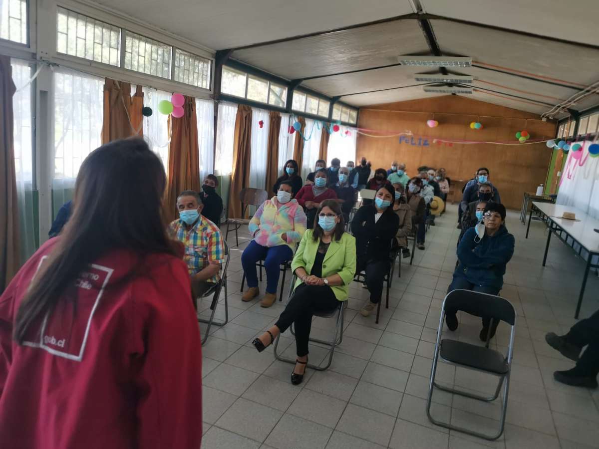 Autoridades se reúnen con vecinos de sectores rurales para anunciar soluciones de conectividad digital y terrestre 