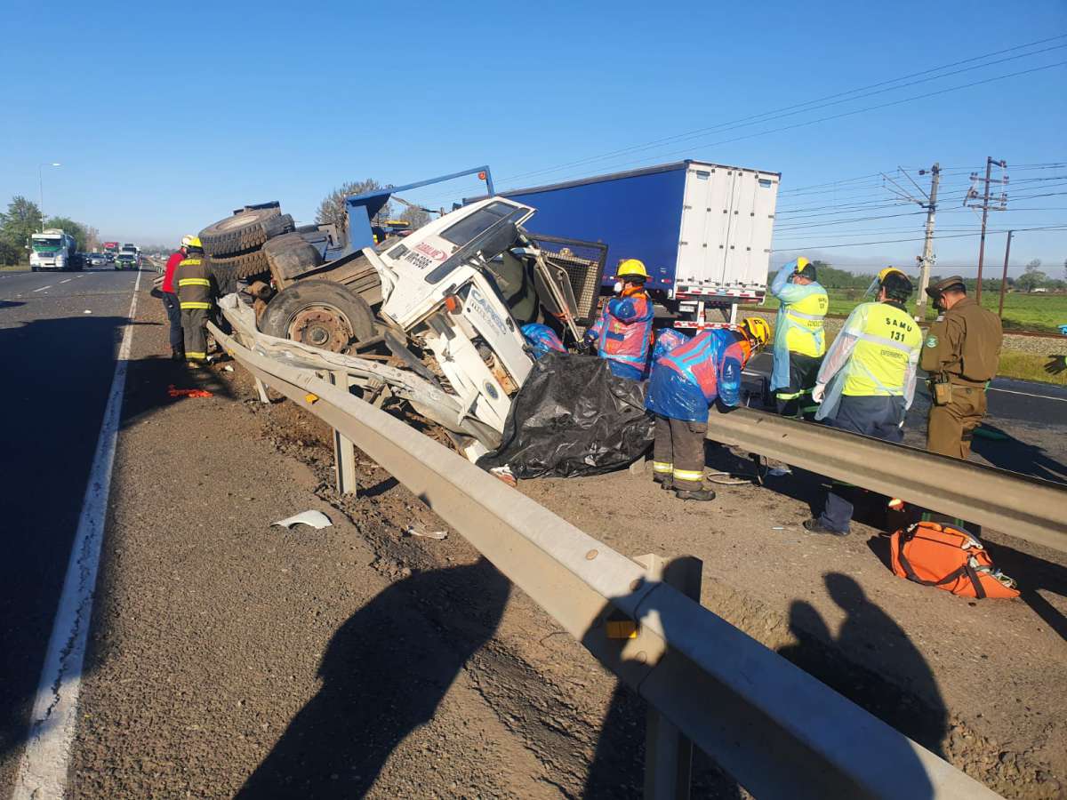 Carabineros de la SIAT Ñuble investiga choque y volcamiento de camión en Ninquihue que dejó una persona fallecida