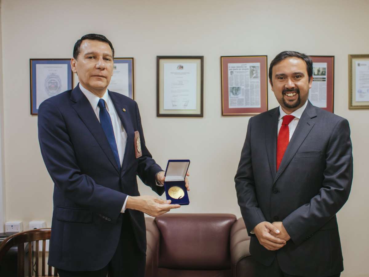 Gobernador Oscar Crisóstomo entrega medalla de reconocimiento a prefecto inspector Marcelo Mendoza