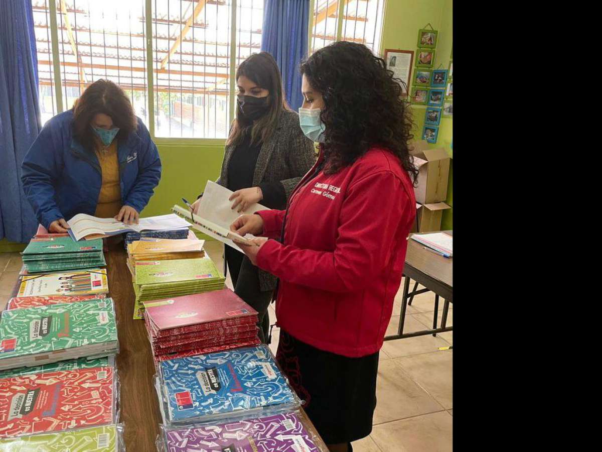 Senda Regional Ñuble entrega libros para prevención del consumo de alcohol y otras drogas.