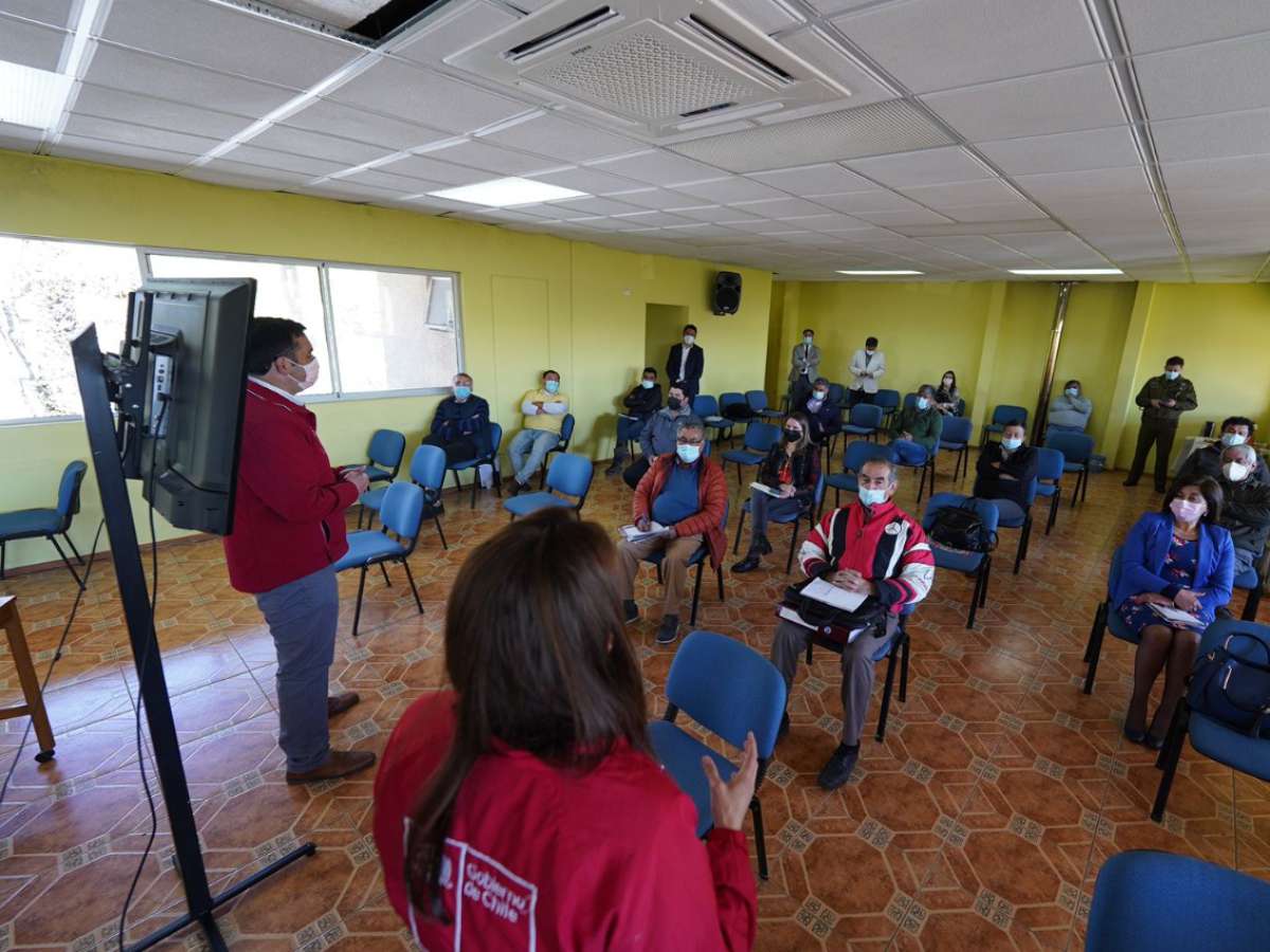 Delegado Presidencial y dirigentes de los taxibuses urbanos de Chillán acuerdan extender horario de funcionamiento