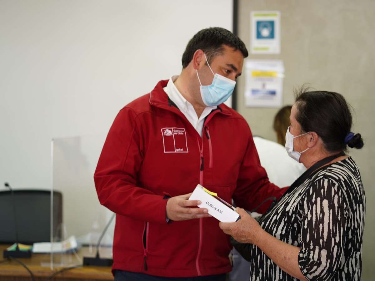 30 vecinos de Pinto reciben smartphones para reducir la brecha digital que existe en la comuna