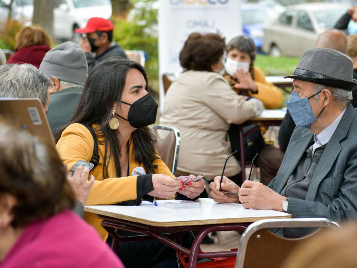 Municipalidad reúne a 80 chillanejos en torno campeonato de escoba intergeneracional 