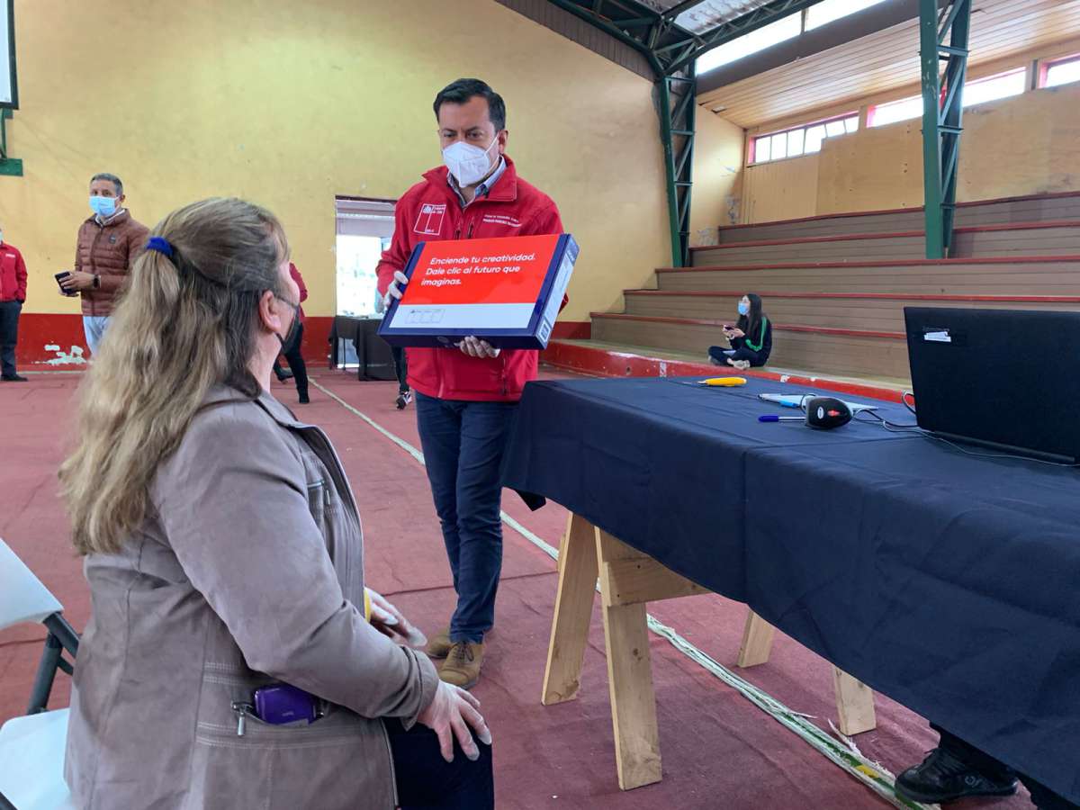 Mineduc comenzó entrega gratuita de más de 5 mil computadores en Ñuble  