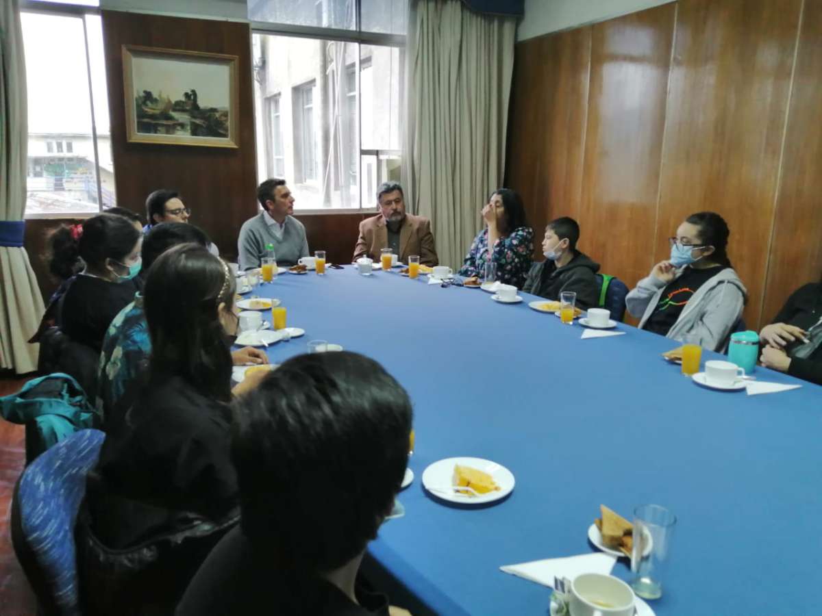 Alcalde comparte con profesora nominada al Global Teacher Prize y su elenco de Teatro