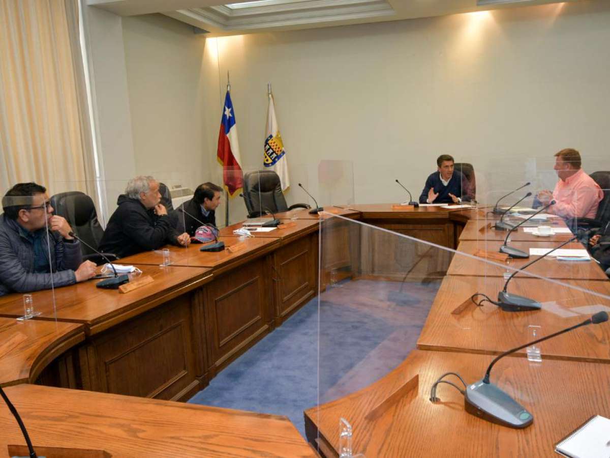Alcalde entrega propuesta de intervención psicosocial a ANFA Chillán y cuerpo arbitral