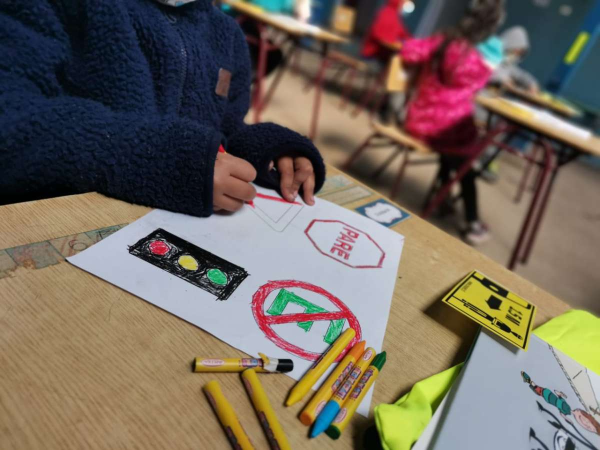 Entregan libros para incentivar la educación vial en niños de básica de Pinto y Coihueco