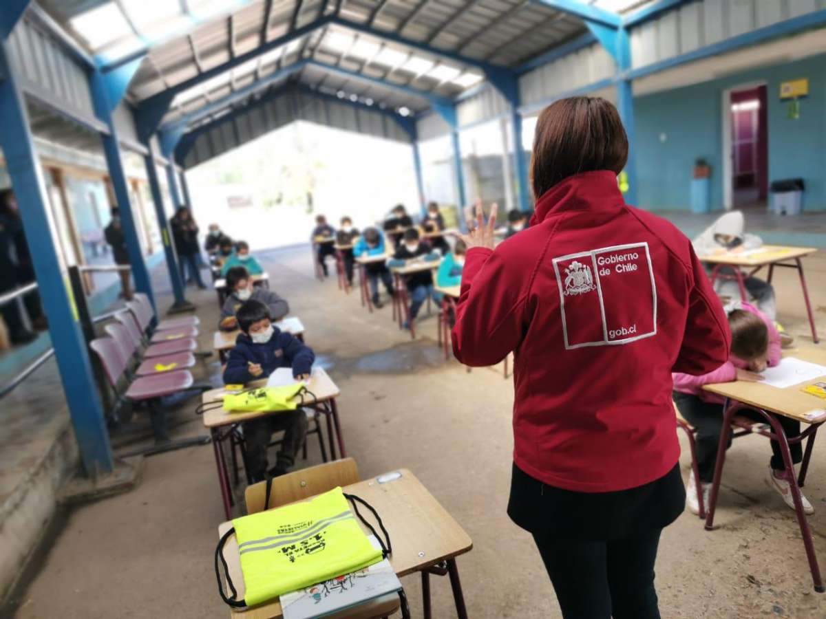 Entregan libros para incentivar la educación vial en niños de básica de Pinto y Coihueco