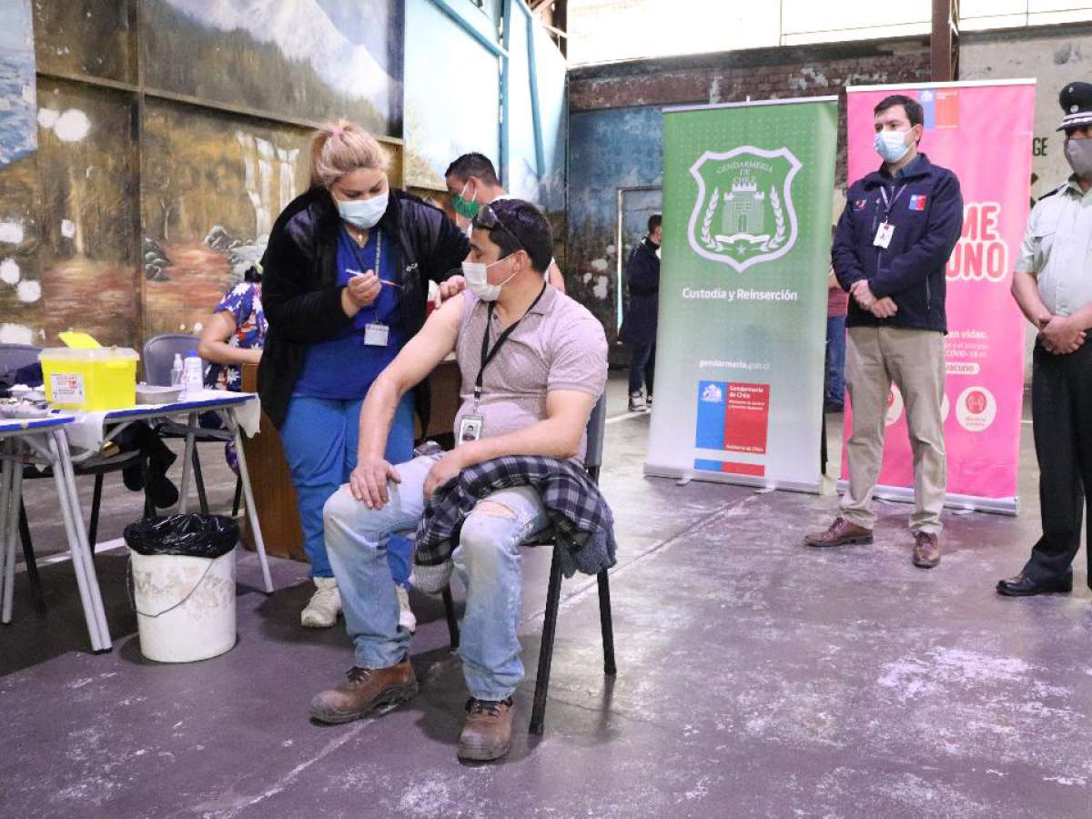 Gendarmería realiza operativos de vacunación con dosis de refuerzo a funcionarios y privados de libertad 