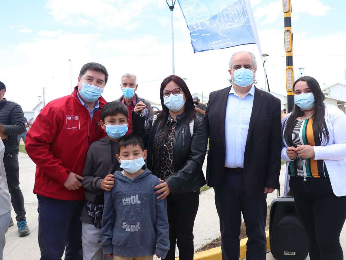 299 familias de Chillán recibieron las llaves de sus casas