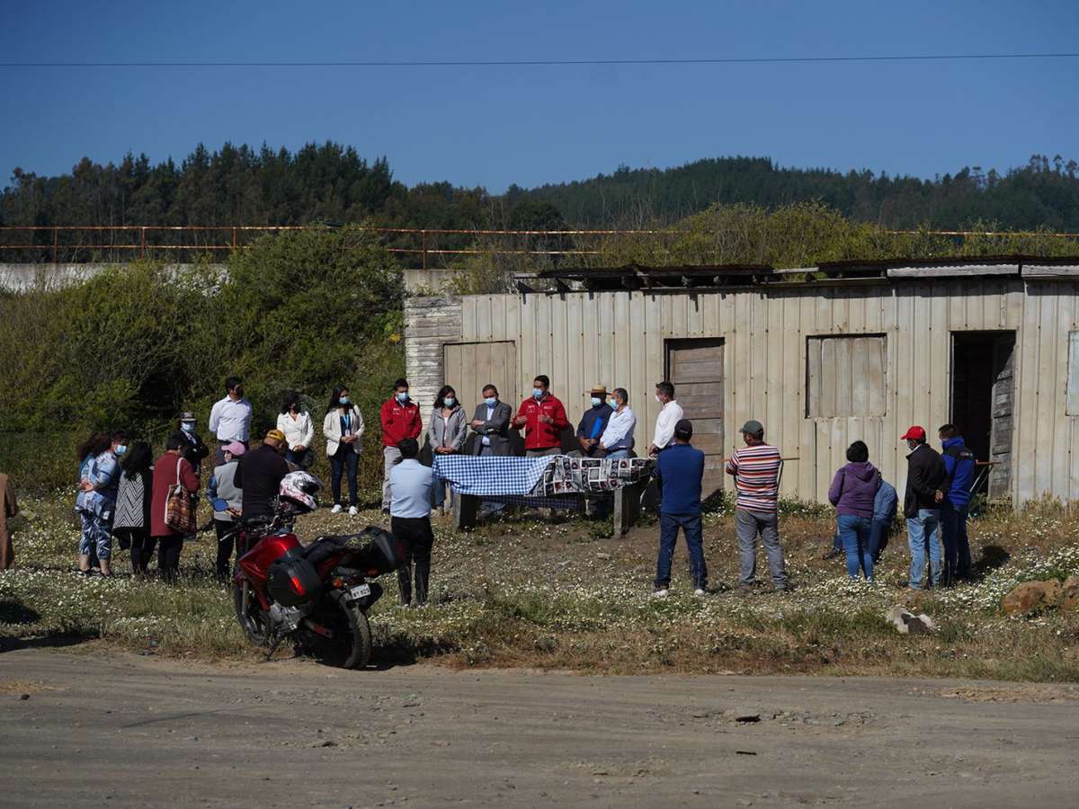 Habitantes de Taucú recibieron terreno fiscal para desarrollar el turismo y los emprendimientos de las mujeres de la localidad en Cobquecura