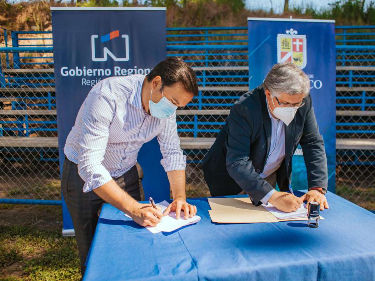 Gobierno Regional firma convenios por más de 140 millones de pesos para multicanchas en Coihueco