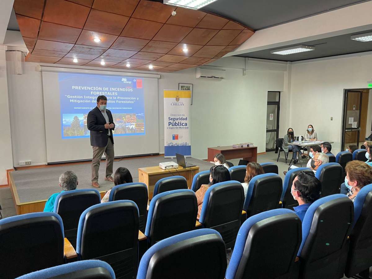 Se realiza capacitación a 50 dirigentes vecinales de Chillán para prevenir incendios forestales