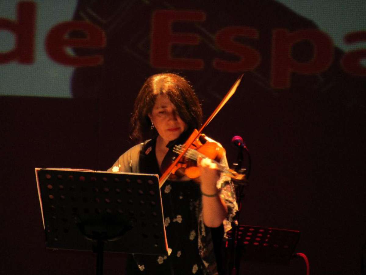Violinista Carmen Gloria Mella tocó en la Licenciatura de la Escuela España