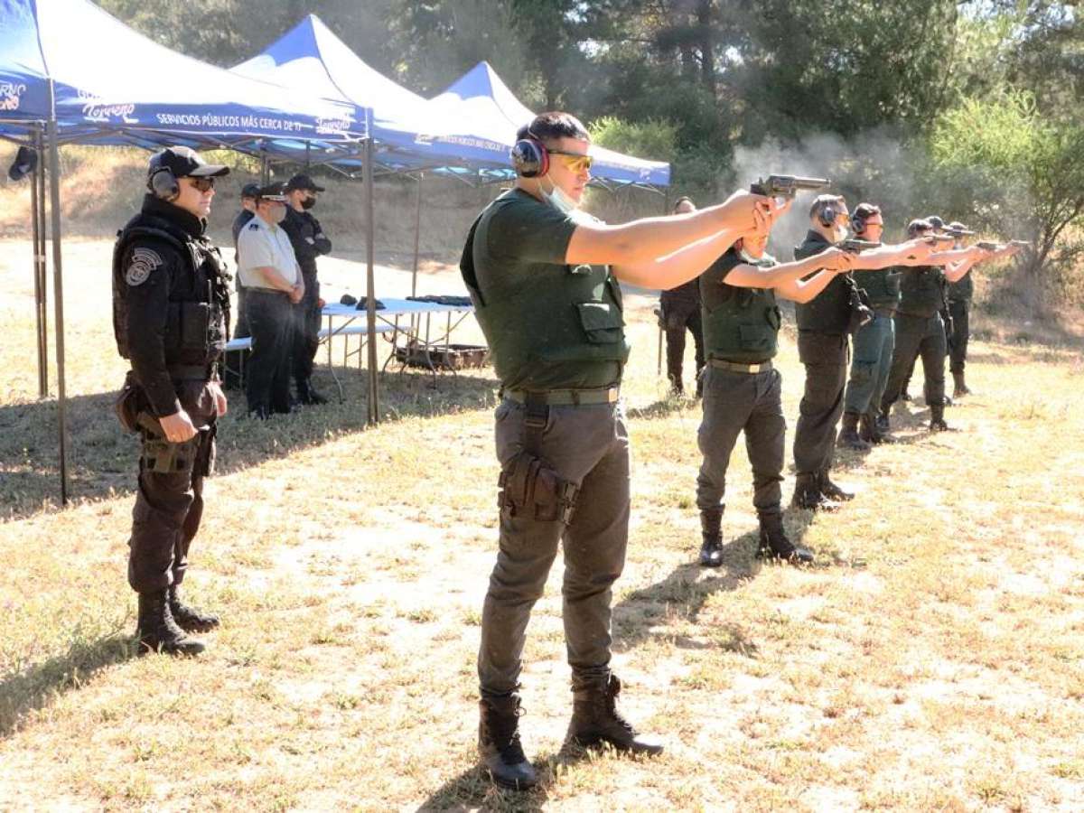 Funcionarios de Gendarmería se capacitan en práctica de tiro  