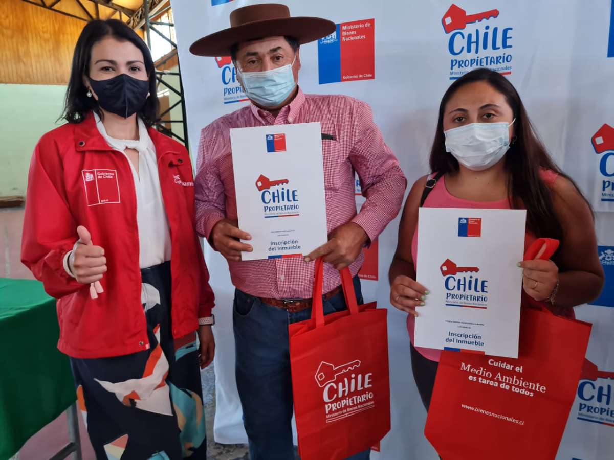 Vecinos de las comunas de El Carmen y San Ignacio recibieron sus títulos de dominio