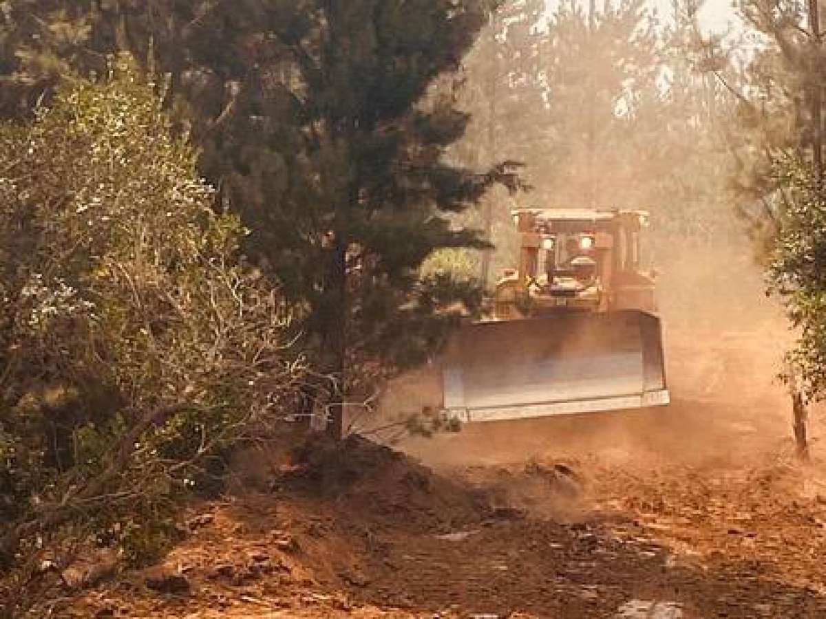 MOP Ñuble ha construido más de 16 kilómetros de cortafuego y fiscaliza abastecimiento de agua potable en Quillón
