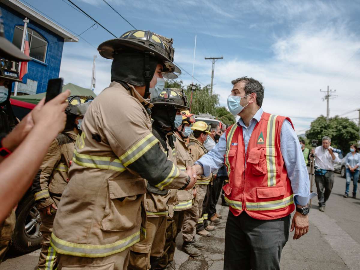Ministro del Interior Rodrigo Delgado comprometió apoyo para familias y agricultores afectados por incendios forestales en Quillón