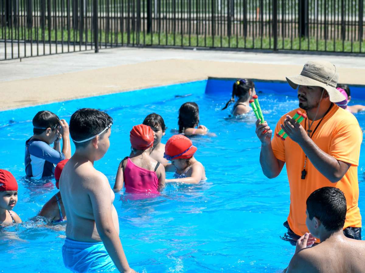 Alrededor de mil jóvenes aprenderán a nadar este verano en las piscinas municipales