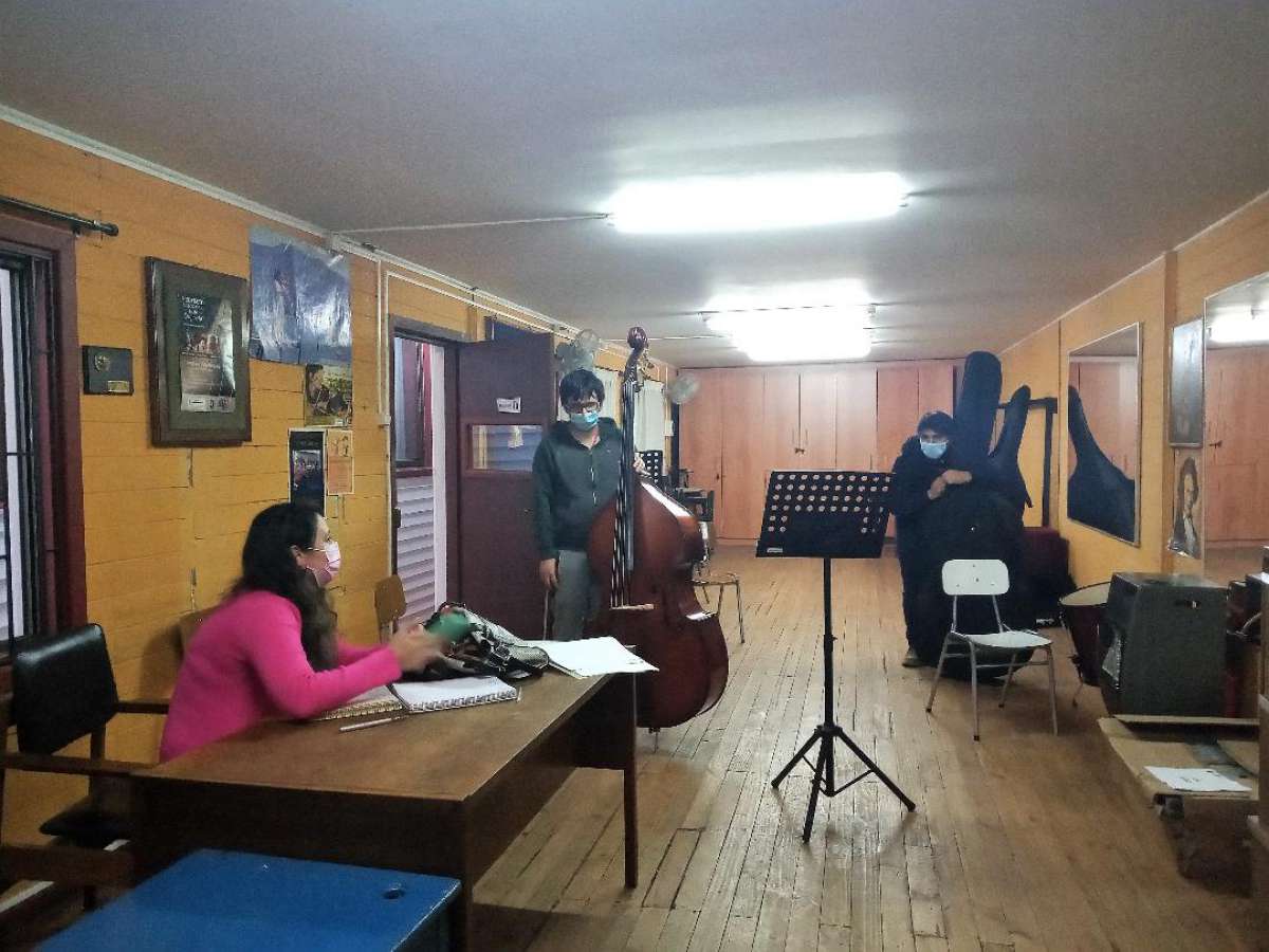 Dos contrabajistas de la Escuela Artística fueron seleccionados para integrar orquesta FOJI Ñuble