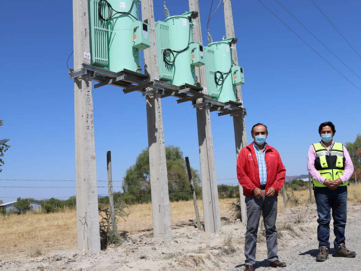 Realizan visita técnica a proyecto de electrificación que beneficiará a sectores rurales de Ñiquén