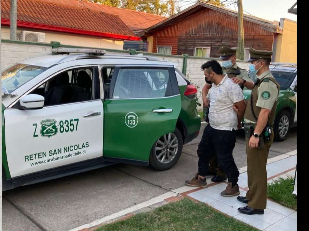 Carabineros detuvo en San Nicolás a sujeto que agredió a adulto mayor para intentar asaltarlo en la plaza de armas