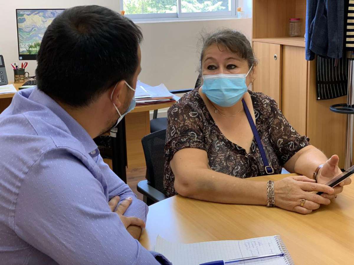 Gobernador Crisóstomo acoge reclamos de pacientes que serán removidos de sus centros de diálisis