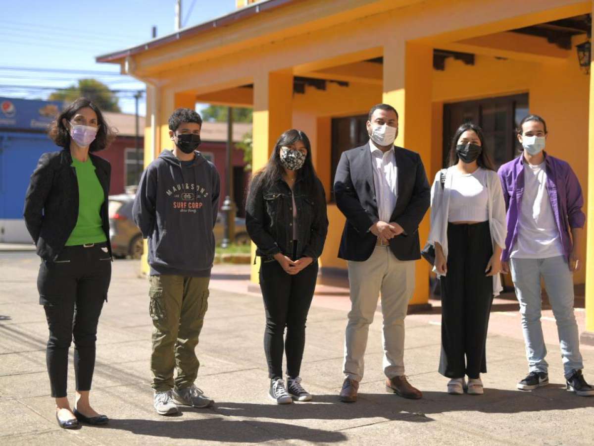 Alcalde Guillermo Yeber reconoce esfuerzo y compromiso de jóvenes Bulnenses tras resultados en PTU 2021