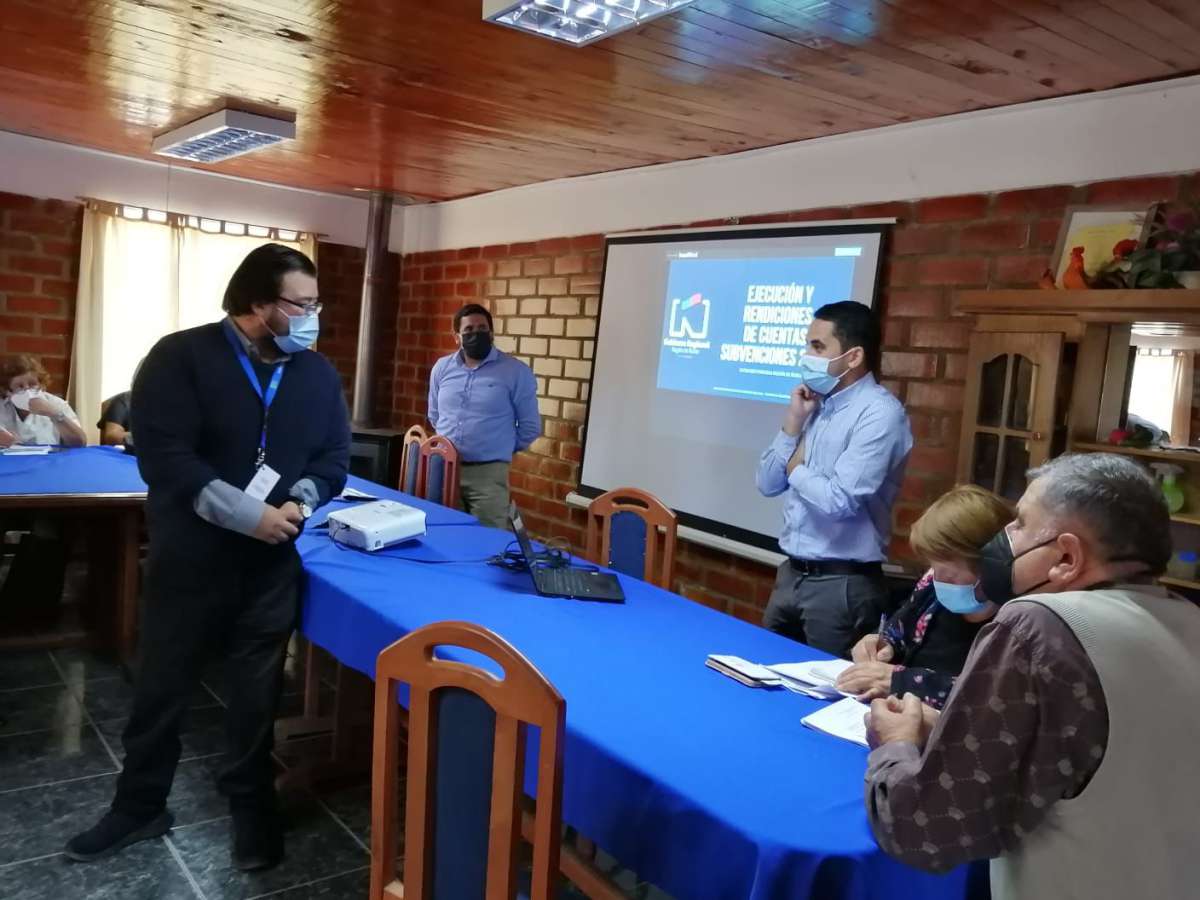 Capacitan a dirigentes sociales en ejecución y rendición de subvenciones FNDR del Gobierno Regional